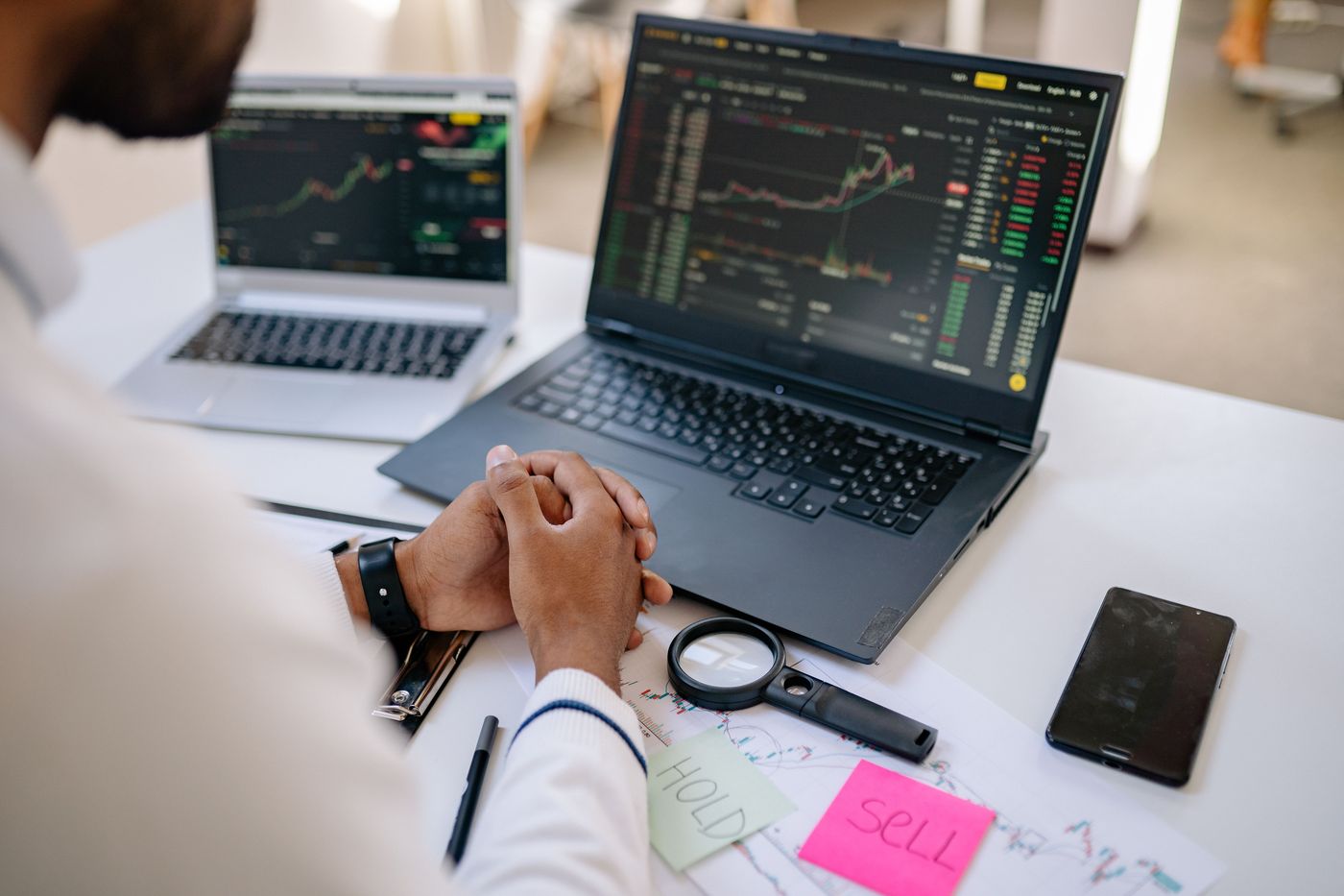 Deciding when to hold, sell, or let the EA manage it